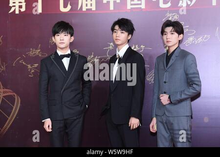 (Von links) Jackson Yee oder Yi Yangqianxi, Karry Wang oder Wang Junkai und Roy Wang oder Wang Yuan chinesischer Junge Gruppe TFBoys darstellen, da sie auf der Anfahrt Stockfoto