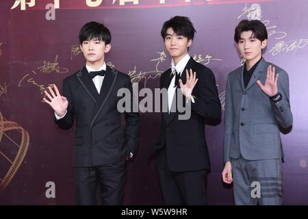 (Von links) Jackson Yee oder Yi Yangqianxi, Karry Wang oder Wang Junkai und Roy Wang oder Wang Yuan chinesischer Junge Gruppe TFBoys darstellen, da sie auf der Anfahrt Stockfoto