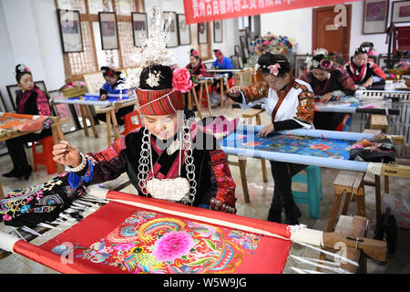 Chinesische Frau Liu Ying von Miao ethnische Gruppe schafft ein Kunstwerk von Miao Stickerei an Ihre Werkstatt in Kaili Stadt, im Südwesten Chinas Provinz Guizhou, 9. Stockfoto