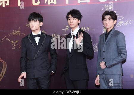(Von links) Jackson Yee oder Yi Yangqianxi, Karry Wang oder Wang Junkai und Roy Wang oder Wang Yuan chinesischer Junge Gruppe TFBoys darstellen, da sie auf der Anfahrt Stockfoto