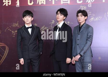 (Von links) Jackson Yee oder Yi Yangqianxi, Karry Wang oder Wang Junkai und Roy Wang oder Wang Yuan chinesischer Junge Gruppe TFBoys darstellen, da sie auf der Anfahrt Stockfoto