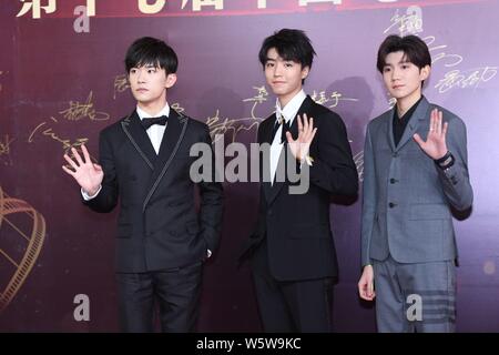 (Von links) Jackson Yee oder Yi Yangqianxi, Karry Wang oder Wang Junkai und Roy Wang oder Wang Yuan chinesischer Junge Gruppe TFBoys darstellen, da sie auf der Anfahrt Stockfoto