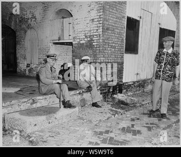 Foto von Präsident Truman mit Fleet Admiral William Leahy und Weißen Haus Korrespondenz William Hassett (rechts), während ihrer Tour Fort Jefferson National Monument. Stockfoto