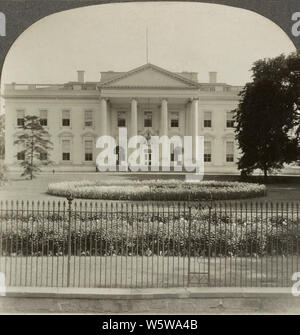 White House (vorne), der historischen Offizielle Homepage des Präsidenten in Washington, D.C. im Jahre 1928. Das Weiße Haus ist der offizielle Wohnsitz und Arbeitsplatz der Präsident der Vereinigten Staaten. Es ist auf 1600 Pennsylvania Avenue NW in Washington, D.C. und ist der Wohnsitz von jeder US-Präsident seit John Adams im Jahre 1800. Stockfoto