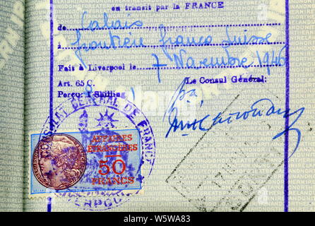 Alte britische blaue Passseite mit einem Visumstempel für die Einreise nach Frankreich Stockfoto