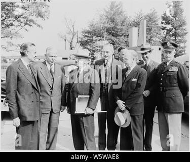 Foto von Präsident Truman mit seinen einige seiner oberen Berater, nach seiner Rückkehr nach Washington von der Wake Insel Konferenz: (von links nach rechts) Spezielle, Assistent des Präsidenten Averell Harriman; Verteidigungsminister George Marshall; der Präsident; Außenminister Dean Acheson; US-Finanzminister John Snyder; Sekretär der Armee Frank Tempo, Jr.; General Omar Bradley, Vorsitzende des Generalstabs. Stockfoto