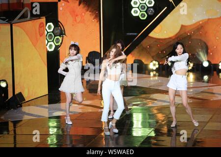 Mitglieder der koreanischen Mädchen Gruppe Gugudan durchführen, während die Koreanische Musik-TV-Serie "Die Show" in Seoul, Südkorea, 5. Dezember 2018. Stockfoto