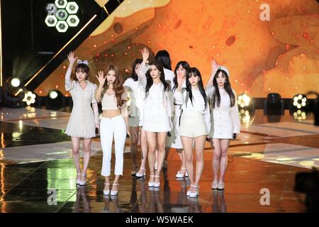 Mitglieder der koreanischen Mädchen Gruppe Gugudan durchführen, während die Koreanische Musik-TV-Serie "Die Show" in Seoul, Südkorea, 5. Dezember 2018. Stockfoto