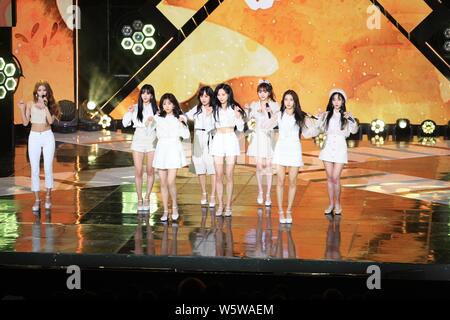 Mitglieder der koreanischen Mädchen Gruppe Gugudan durchführen, während die Koreanische Musik-TV-Serie "Die Show" in Seoul, Südkorea, 5. Dezember 2018. Stockfoto