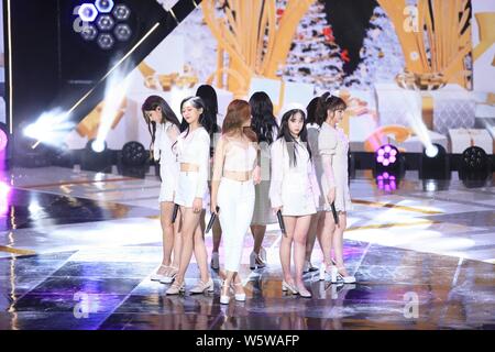 Mitglieder der koreanischen Mädchen Gruppe Gugudan durchführen, während die Koreanische Musik-TV-Serie "Die Show" in Seoul, Südkorea, 5. Dezember 2018. Stockfoto