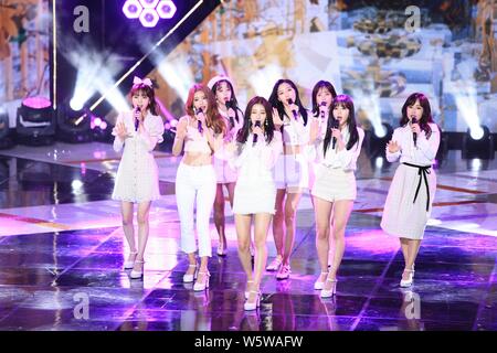 Mitglieder der koreanischen Mädchen Gruppe Gugudan durchführen, während die Koreanische Musik-TV-Serie "Die Show" in Seoul, Südkorea, 5. Dezember 2018. Stockfoto