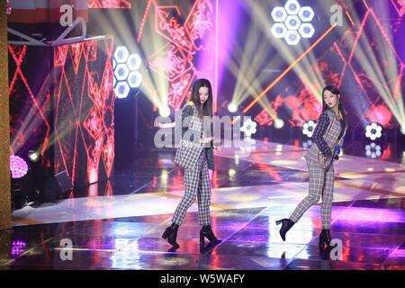 Mitglieder der koreanischen Mädchen Gruppe EXID während der Koreanische Musik-TV-Serie "Die Show" in Seoul, Südkorea, 5. Dezember 2018 durchführen. Stockfoto