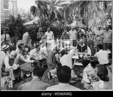 Foto von Präsident Truman mit Reportern, Fotografen und Mitarbeiter während einer Pressekonferenz im Garten des Weißen Hauses, seinen Urlaub Aufenthalt in Key West, Florida. Stockfoto