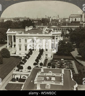 Das Weiße Haus, Chefzimmer und Treasury Gebäude östlich von der Marine Abt., Washington, D.C. im Jahre 1926. Das Weiße Haus ist der offizielle Wohnsitz und Arbeitsplatz der Präsident der Vereinigten Staaten. Es ist auf 1600 Pennsylvania Avenue NW in Washington, D.C. und ist der Wohnsitz von jeder US-Präsident seit John Adams im Jahre 1800. Stockfoto
