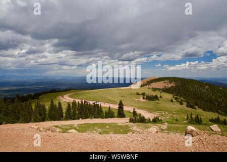 Kurvenreiche Straße auf der Fahrt zum Gipfel des Pikes Peak in Colorado Stockfoto