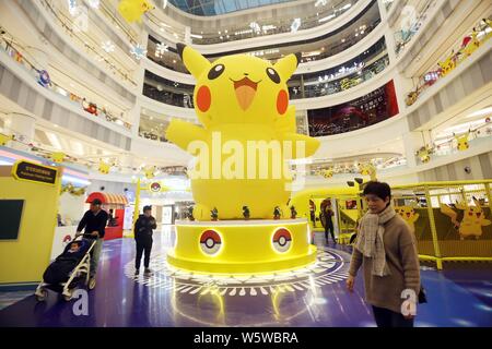 Menschen besuchen, Chinas erste Pikachu indoor Theme Park in Shanghai, China, 11. Dezember 2018. Chinas erste Pikachu indoor Theme Park geöffnet in Shanghai Stockfoto