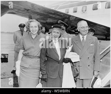 Foto von Präsident Truman, Frau Truman, und Margaret Truman am Flughafen in Washington, die Vorbereitung auf eine Reise in den Mittleren Westen der USA zu verlassen. Stockfoto