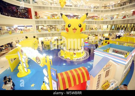 Menschen besuchen, Chinas erste Pikachu indoor Theme Park in Shanghai, China, 11. Dezember 2018. Chinas erste Pikachu indoor Theme Park geöffnet in Shanghai Stockfoto