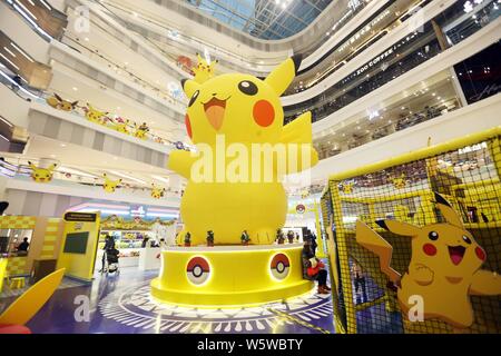 Menschen besuchen, Chinas erste Pikachu indoor Theme Park in Shanghai, China, 11. Dezember 2018. Chinas erste Pikachu indoor Theme Park geöffnet in Shanghai Stockfoto