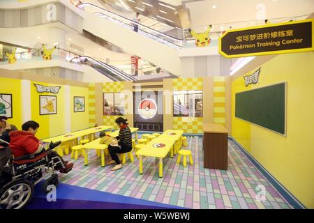 Menschen besuchen, Chinas erste Pikachu indoor Theme Park in Shanghai, China, 11. Dezember 2018. Chinas erste Pikachu indoor Theme Park geöffnet in Shanghai Stockfoto