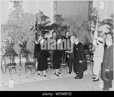 Foto von Präsident Truman, Frau Truman, und Margaret Truman Begrüßung der Präsident Frankreichs, Vincent Auriol, und Madame Auriol während ihres Besuchs in Washington. Stockfoto