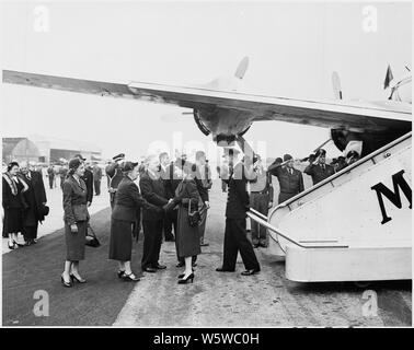 Foto von Präsident Truman, Frau Truman, und Margaret Truman gruss Prinzessin Elisabeth von Großbritannien und ihr Mann, der Herzog von Edinburgh, an der Washington National Airport. Stockfoto