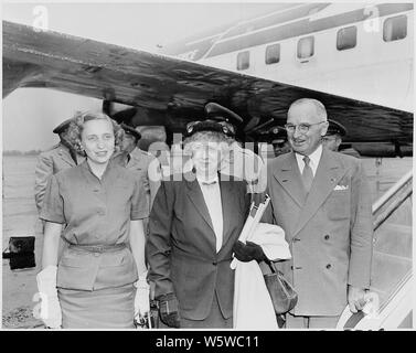 Foto von Präsident Truman, der First Lady, und ihre Tochter Margaret, am Flughafen in Washington vor Ihrer Abreise auf einer Reise in den Mittleren Westen der USA. Stockfoto