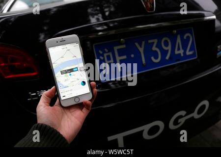 ---- Eine Chinesische Benutzer bereitet die TOGO App auf seinem Smartphone der QR-Code zum Scannen einer Roewe E550 Auto des Fahrzeugs zu erhalten, Verwenden von File-sharing-service TOGO auf einer Stockfoto