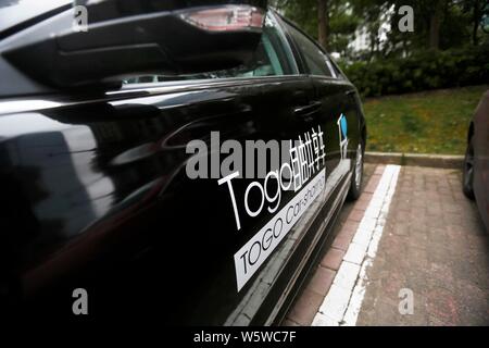 ---- Eine Chinesische Benutzer bereitet die TOGO App auf seinem Smartphone der QR-Code zum Scannen einer Roewe E550 Auto des Fahrzeugs zu erhalten, Verwenden von File-sharing-service TOGO auf einer Stockfoto