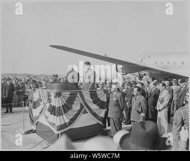 Foto: Präsident in einer Rede auf einer begrüßungszeremonie Für mexikanische Präsident Miguel Aleman am Washington National Airport, wie Präsident Aleman an schaut. Stockfoto