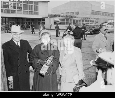 Foto von Präsident Truman, mit Frau Truman und Margaret Truman am Washington National Airport, die Vorbereitung auf einen Urlaub in Florida zu verlassen. Stockfoto