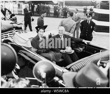 Foto von Prinzessin Elisabeth von Großbritannien und Präsident Truman in einer Limousine in Washington National Airport. Stockfoto