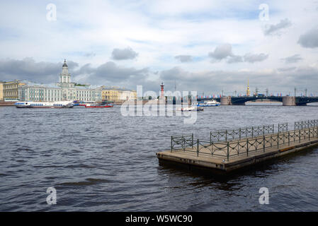 Sankt Petersburg, Russland - 25. Mai 20197: Blick von der Newa, Kunstkamera, rostrasäulen, Palace Bridge und Peter und Paul Festung, den Cent Stockfoto