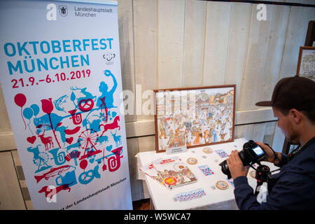 München, Deutschland. 30. Juli, 2019. Ein Fotograf Fotos lizenzierte Produkte auf der Pressekonferenz für das Oktoberfest 2019 Oktoberfest. Credit: Lino Mirgeler/dpa/Alamy leben Nachrichten Stockfoto