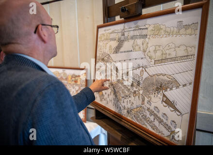 München, Deutschland. 30. Juli, 2019. Auf der Pressekonferenz für das Oktoberfest 2019, ein Journalist verweist auf einen Auszug aus dem Oktoberfest Wimmelbuch. Credit: Lino Mirgeler/dpa/Alamy leben Nachrichten Stockfoto