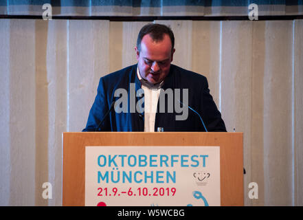 München, Deutschland. 30. Juli, 2019. Clemens Baumgärtner (CSU), neuer Leiter der Wiesn, spricht über die diesjährigen Innovationen auf der Pressekonferenz für das Oktoberfest 2019. Credit: Lino Mirgeler/dpa/Alamy leben Nachrichten Stockfoto