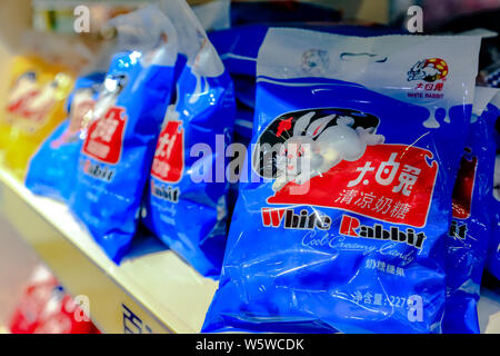 ---- White Rabbit Creamy Candies sind für den Verkauf in einem Laden in Shanghai, China, 17. März 2016. Warner Brothers' Bugs Bunny kann leicht seine fe Überstrahlen Stockfoto