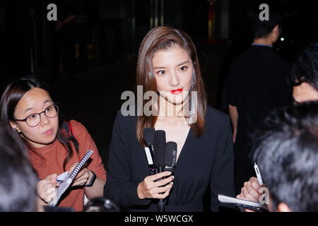 Hong Kong Schauspielerin und Model Karena Ng kommt für die Trauung von Sängerin und Schauspielerin Gillian Chung und ihr Ehemann Arzt Michael Lai in Hongkong Stockfoto