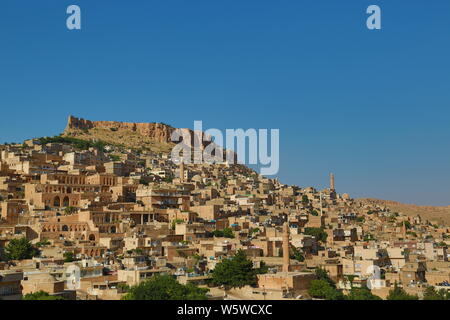 Mardin Türkei, alte Mardin Stadt.Alte und neue Häuser eingebettet auf einem Berghang in der Altstadt von Mardin, in der östlichen Anatolien Region. Stockfoto