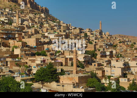 Mardin Türkei, alte Mardin Stadt.Alte und neue Häuser eingebettet auf einem Berghang in der Altstadt von Mardin, in der östlichen Anatolien Region. Stockfoto