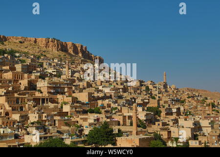 Mardin Türkei, alte Mardin Stadt.Alte und neue Häuser eingebettet auf einem Berghang in der Altstadt von Mardin, in der östlichen Anatolien Region. Stockfoto