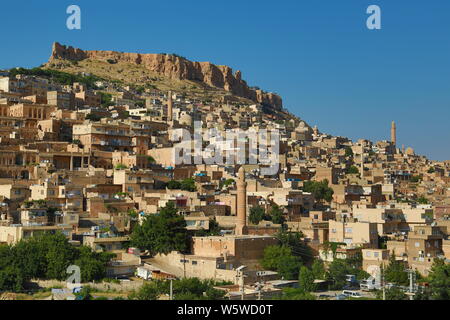 Mardin Türkei, alte Mardin Stadt.Alte und neue Häuser eingebettet auf einem Berghang in der Altstadt von Mardin, in der östlichen Anatolien Region. Stockfoto