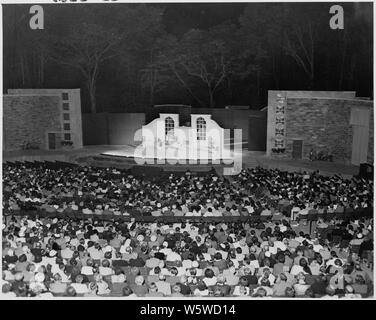 Foto von Rock Creek Park Sesquicentennial Amphitheater während der Uraufführung des Glaubens unserer Väter, von Präsident Truman und seine Familie besucht. Stockfoto