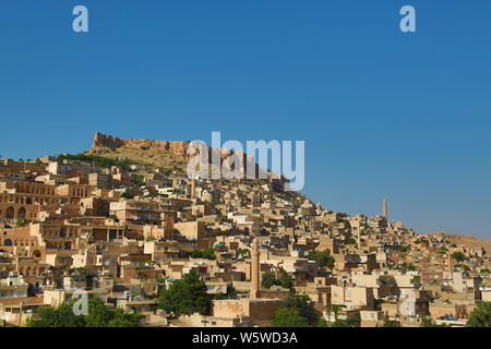 Mardin Türkei, alte Mardin Stadt.Alte und neue Häuser eingebettet auf einem Berghang in der Altstadt von Mardin, in der östlichen Anatolien Region. Stockfoto