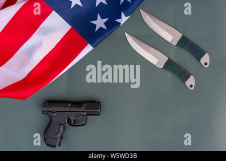 Werfen Messer, Pistole, amerikanische Flagge flach auf grauem Hintergrund. United States Waffenrecht - Gewehre und Waffen Stockfoto