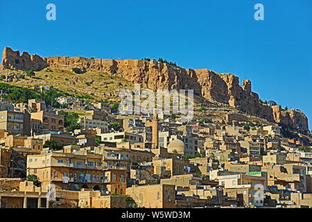 Mardin Türkei, alte Mardin Stadt.Alte und neue Häuser eingebettet auf einem Berghang in der Altstadt von Mardin, in der östlichen Anatolien Region. Stockfoto