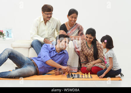 Familie spielt Schach Stockfoto