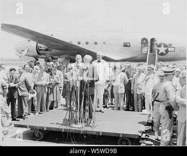 Foto von Außenminister James Byrnes sprechen am Flughafen Zeremonie seiner Abreise nach der Pariser Friedenskonferenz, wie Präsident Truman, Senator Tom Connally von Texas markieren, und die anderen schauen zu. Stockfoto