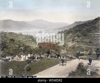 [1890s Japan - Blick auf Nagasaki] - Panoramablick auf Nagasaki von Mogi Straße. einen Friedhof vor gesehen werden kann. 19 Vintage albumen Foto. Stockfoto