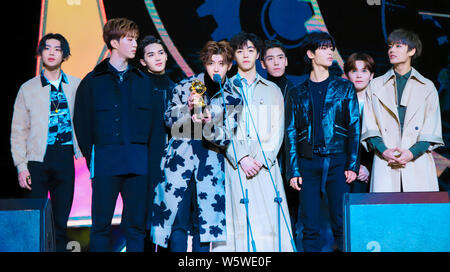 Sänger und Rapper Cai Xukun von chinesischer Junge Gruppe neun Prozent mit der Trophäe für den "Besten Rückruf Musik verkaufen Sänger' Award an der 12 Mig wirft Stockfoto